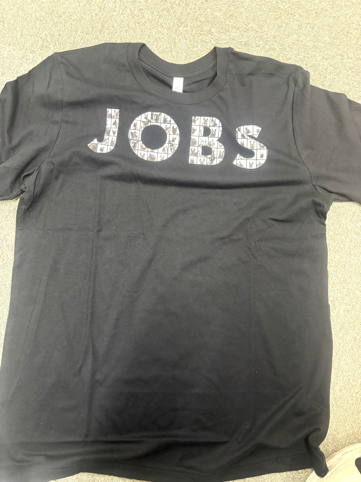 実物サンプルの全体。黒いTシャツの胸に名前のプリント